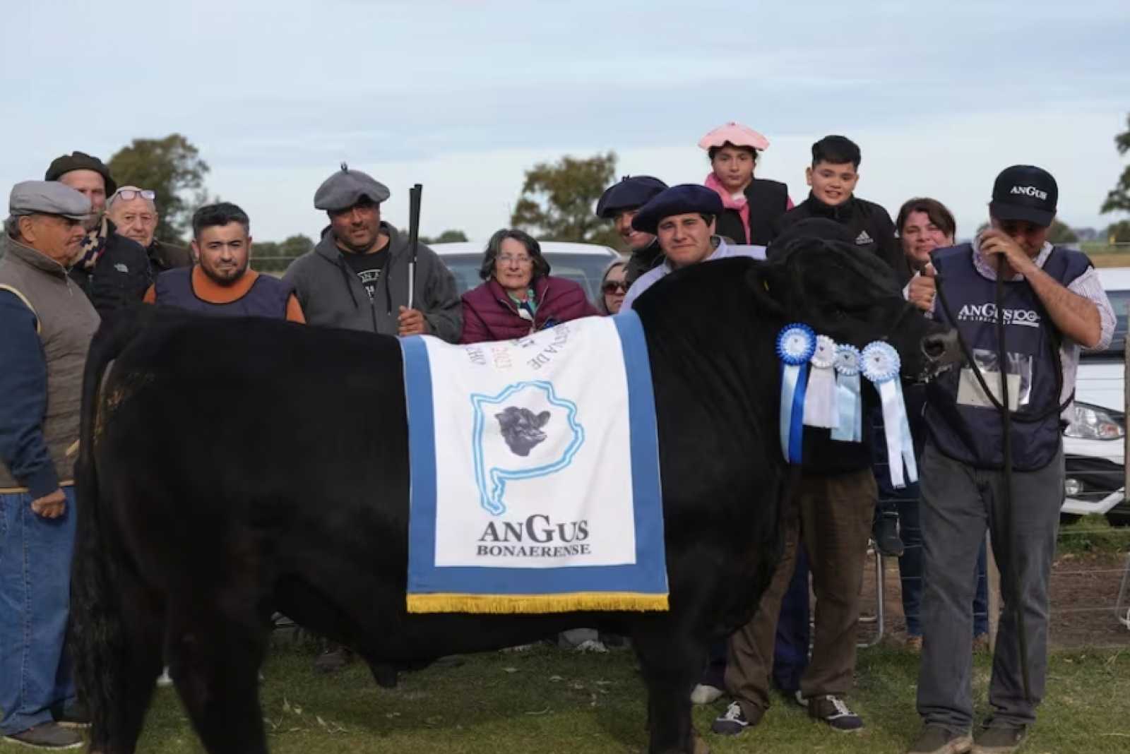 Compró dos vacas para abrir un camino, ganó un campeonato y revela hasta dónde quiere llegar.